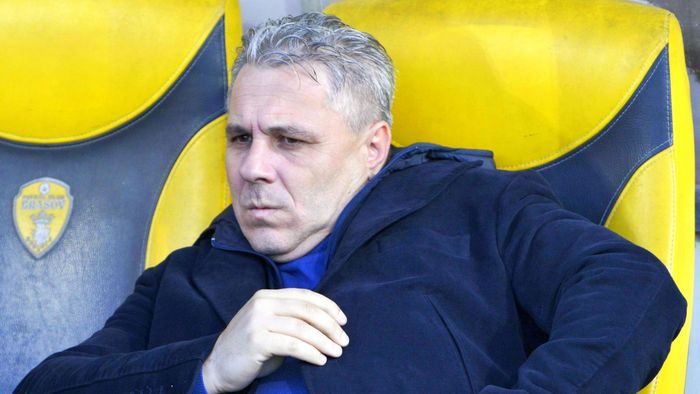 Marius Șumudică, așa cum n-a mai fost văzut vreodată! A ieșit din izolare și a apărut cu mască și mănuși împotriva coronavirus