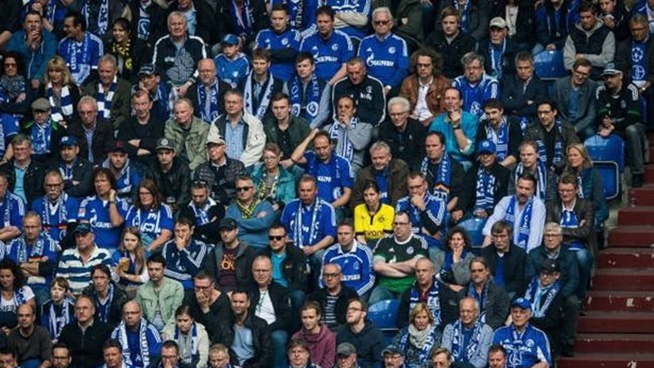 Mister elucidat! Explicația fotografiei care a făcut înconjurul internetului după Schalke - Dortmund. De ce se afla această femeie în mijlocul fanilor rivali