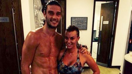 Încă un fotbalist se însoară cu o vedetă TV: Andy Caroll, de la West Ham, a dus-o la Roma pe Billi Mucklow pentru a o cere în căsătorie