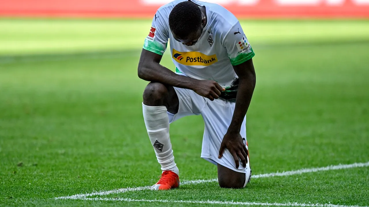 Moment emoționat în Bundesliga. Un jucător de la Borussia Monchengladbach s-a alăturat campaniei #ICantBreathe!