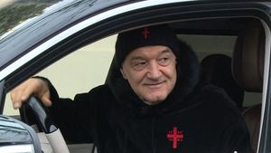 De ce conduce Gigi Becali desculț mașina de 500.000 de euro. Limuzina de lux are șofer fără șosete dintr-un motiv incredibil