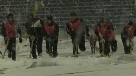 FC Botoșani - FCSB, în mare pericol! Partida ar putea fi amânată: ninge foarte tare, iar organizatorii fac eforturi disperate. Deținuții, chemați în ajutor