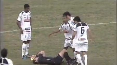 VIDEO A învățat de la jucători!** Știați că și arbitrii simulează? Vezi gestul incredibil al unui "central" din Brazilia!