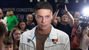 Ce sumă uriașă a fost plătită pentru o oră de antrenament cu David Popovici. Gestul impresionant al campionului