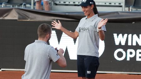 Imaginea zilei la turneul WTA de la Cluj! O arbitră a fost cerută în căsătorie chiar pe teren | FOTO
