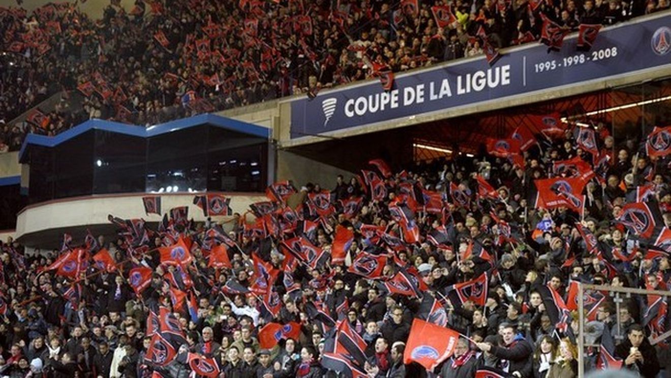 Scene ȘOC la antrenamentul lui PSG: ** Fanii au intrat pe teren și au fost calmați cu greu de Makelele! Motivul gestului huliganic