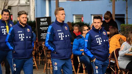 FOTO | Cosmin Contra și-a scos echipa în oraș. Românii au ieșit înfofoliți la o plimbare în Copenhaga înaintea jocului de diseară
