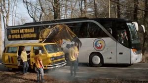 "Hai, băieți". VIDEO | Iordănescu sare în ajutorul suporterilor echipei naționale, într-un spot publicitar