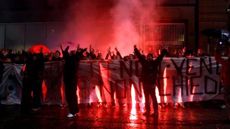 "Iubitul nostru Milan este MORT"!** Suporterii "diavolului" și-au bocit cu lumânări și flori clubul favorit în fața sediului din Via Turati