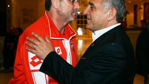 "Dinu îi pupa mâna lui Giovani Becali pentru 1000 de euro"