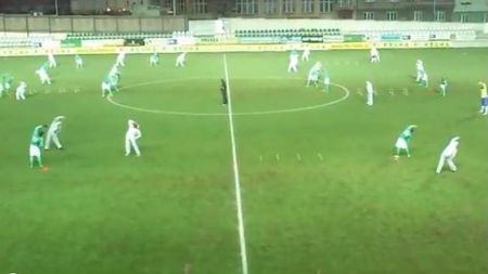 VIDEO Te uiți și nu înțelegi nimic!** Cea mai stranie întâmplare văzută vreodată pe un teren de fotbal!