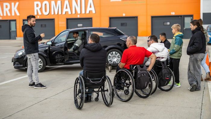 Inspirația vine din scaunul rulant. Pilotul român de Cartea Recordurilor, curs inspirațional de motorsport: "Nu există limite în fața pasiunii". SPECIAL