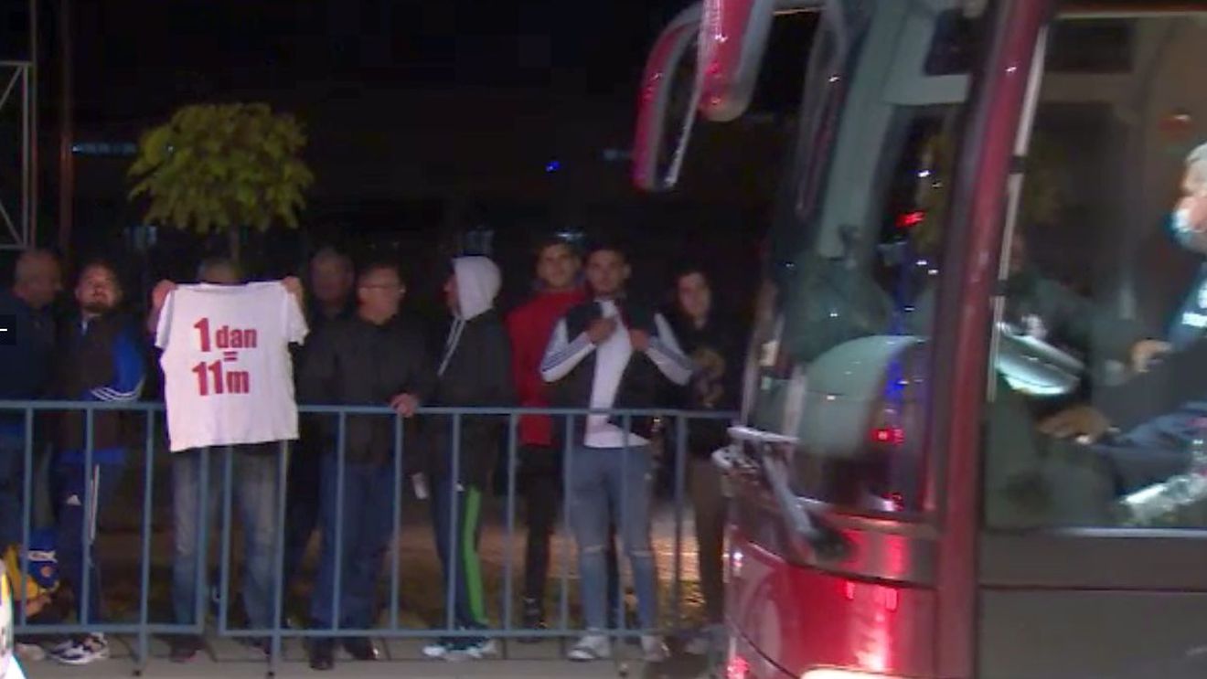 Dan Petrescu, ironizat în Bănie, după Universitatea Craiova - CFR Cluj! Mesajul genial afișat de către un suporter oltean | FOTO