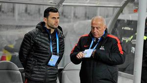 Dică, umilit de Becali. La finalul meciului cu ASA declara: "Nu mă gândesc că vine alt antrenor!". Cinci minute mai târziu Becali îl anunța pe Reghecampf: "Ce să mai facă Dică la Steaua!?" 