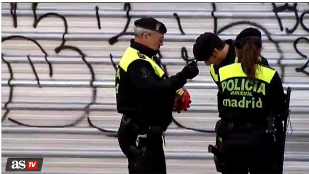 VIDEO | Poliția din Madrid a dat dovadă de exces de zel: a spart o minge a fanilor lui Liverpool cu un cuțit și au arestat un fan englez