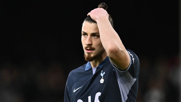 Revoluția fanilor lui Tottenham pentru titularizarea lui Radu Drăgușin! Managerul Ange Postecoglou nu va putea să îi ignore la nesfârșit: „E tot vina lui că am luat 7 goluri?”