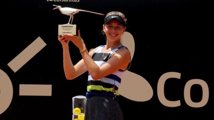 A jucat pe zgură după aproape doi ani și a luat trofeul. Săptămână de vis pentru Amanda Anisimova, încoronată campioană la doar 17 ani. În aceeași săptămână, Jaqueline Cristian, 20 ani, a câștigat un turneu W25. "Tinerele noastre nu se văd"