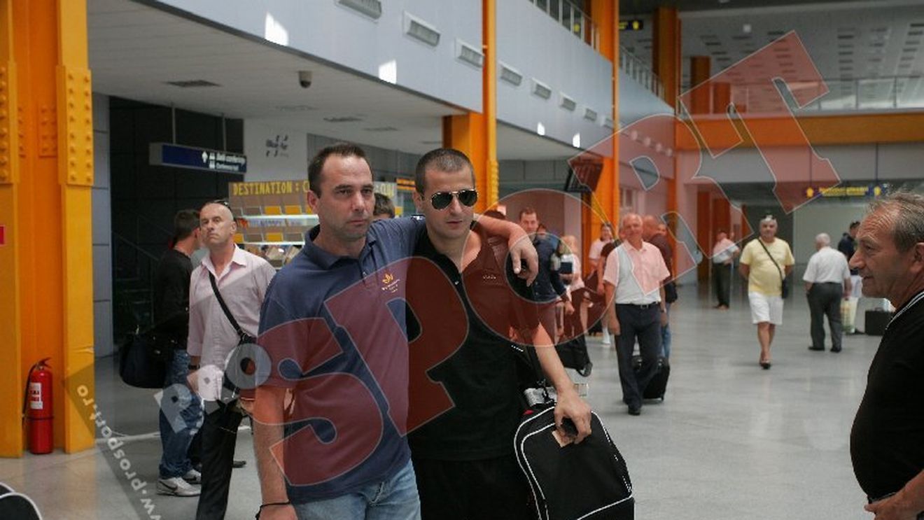 FOTO** Zicu, tăcut la sosirea în România! Și Moraes a venit la Cluj