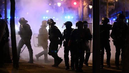 Haos în Franța! PSG – Lyon, amânat din cauza protestelor. Decizia care dă peste cap și gala Balonului de Aur