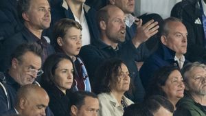 Prinții William şi George au uitat de manierele regale şi s-au purtat ca doi veritabili ultraşi la meciul Aston Villa - PSG