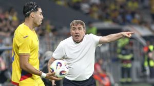 Ce le-a scris Gică Hagi pe tablă, în vestiar, fotbaliștilor săi: „În România, toți…”