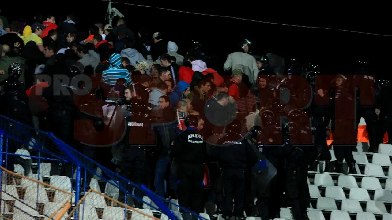 FOTO Fanii lui Dinamo au fost evacuați** la pauza meciului! 