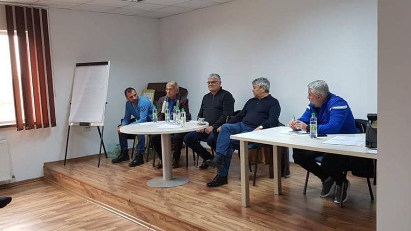 FOTO | Mircea Lucescu, vizită-fulger în Liga 1: "A rămas profund impresionat de infrastructură și condițiile bune de pregătire"