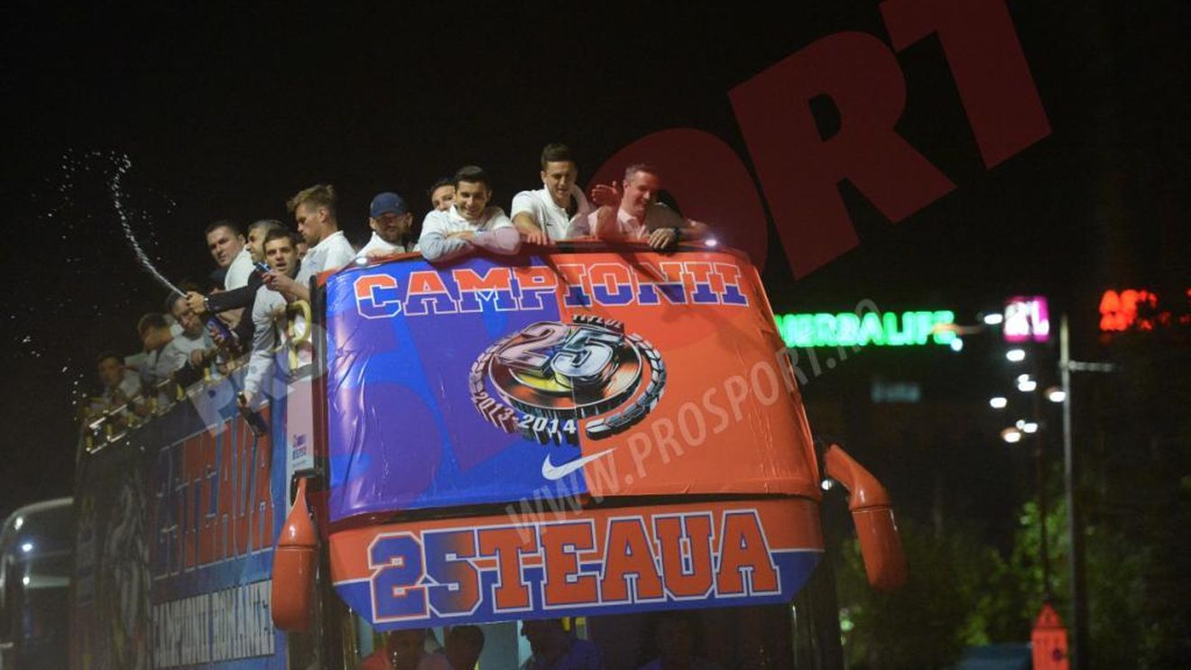 FOTO - Steliștii au defilat printr-un oraș pustiu. E incredibil ce tricouri au fost forțați să poarte