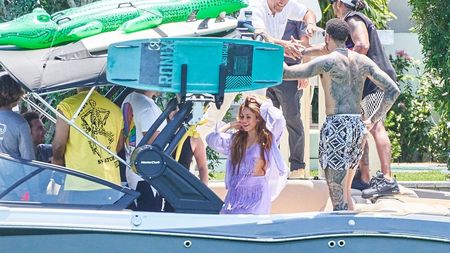 Nu se mai ascund! Shakira și Lewis Hamilton, surprinși din nou împreună. Fosta lui Pique și celebrul pilot au luat cina pe un iaht luxos în Miami