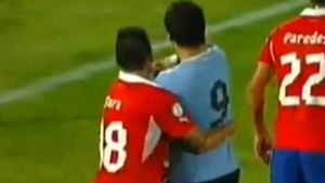 VIDEO Luis Suarez riscă sancțiuni dure după faza asta!** Atacantul lui Liverpool a încercat să se demarce cu pumnii în Chile, camerele TV au surprins momentul