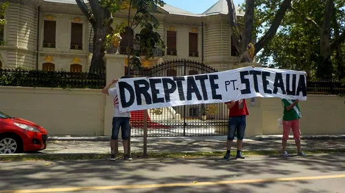 FOTO | Protest în tot Bucureștiul. Fanii Stelei au afișat bannere și în fața porții lui Gigi Becali: „Dreptate pentru Steaua”