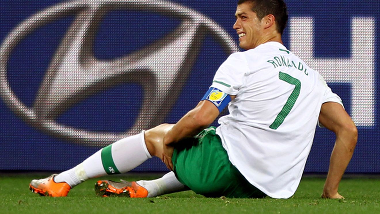 "Ronaldo n-a jucat nimic la mondiale,** dar a devenit primul fotbalist care a născut" :)