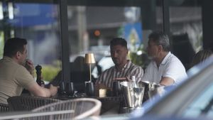 Ciprian Marica și tatăl său, Mircea Marica, întâlnire cu Ianis Zicu la un local select din București! Cum au fost surprinși cei trei, când Farul Constanța este la un pas să fuzioneze cu FC Viitorul | FOTO EXCLUSIV