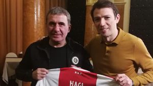 Gică Hagi, "transferat" de George Ogăraru la Ajax! Cadoul echipei care a jucat cu Real Madrid, pentru "Rege". "Sunt tineri, dar știu legenda fotbalistului senzațional din Carpați"
