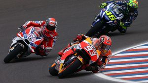 Marc Marquez, în pole position la cursa MotoGP din Texas. Prima linie completată de "prietenii" Lorenzo și Rossi
