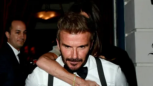 Dezmăț total la petrecerea de ziua ei: Victoria Beckham, fotografiată în timp ce e cărată de David Beckham până la maşină, la 2:30 dimineața!