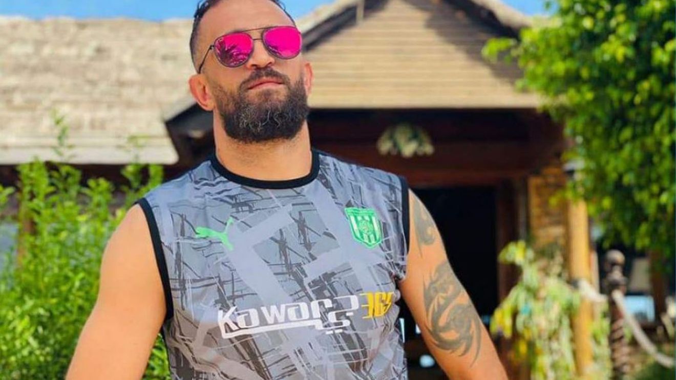 Și-a dat foc în fața poliției, iar familia lui a început să urle de disperare! Gest fără precedent al fotbalistului care a fost acuzat pe nedrept de terorism | VIDEO