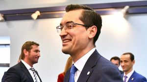 Răzvan Burleanu, „dribling” de zile mari după calificarea României la Euro 2024! Ce a spus atunci când a fost întrebat de banii care îi intră în cont, în cel mai delicat moment al conferinței de presă. Cum au reacționat colegii acestuia: „Am uitat să ne bucurăm!” | VIDEO