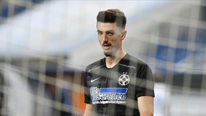 Andrei Vlad, făcut praf de fanii FCSB-ului. Postarea care i-a enervat pe ultrași. „Ești cel mai slab din istoria echipei!” Portarul a șters rapid mesajele, dar noi le avem | FOTO