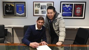 Avionul în care se afla Emiliano Sala, dat dispărut: "Nu cred că mai trăiesc!". Atacantul a avut o previziune sumbră: ce i-a spus unui coleg, cu puțin timp înaintea decolării. UPDATE | Anunțul Poliției și momentul superb al fanilor lui Nantes

