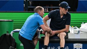 Imagini dramatice cu Jannik Sinner. A fost obligat să abandoneze din cauza crampelor pricinuite de căldura sufocantă de la Shanghai