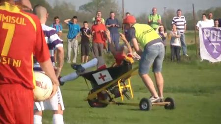 VIDEO GENIAL! N-o să te poți opri din râs după faza asta!** :) Un jucător accidentat e scos cu roaba motorizată, la un meci din România! Vezi cum arată asistenta :)