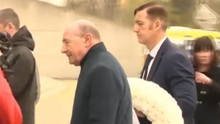 Traian Băsescu a scris un singur cuvânt pe coroana depusă la catafalcul lui Mircea Lucescu