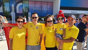 O familie superbă de români, alături de campionul David Popovici! ProSport are imaginile momentului înainte ca marele nostru sportiv să debuteze la Jocurile Olimpice. La Defense Arena arată impresionant. FOTO EXCLUSIV