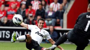 Imaginea zilei: Van Persie a reușit o TRIPLĂ‚ pentru United dar  a stârnit hohote de râs.** Cum a ratat un penalty din "Panenka"