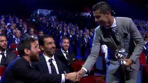 Moment superb la tragerea la sorți a grupelor Ligii! Ronaldo, arătând către Buffon: „Cel mai important gol din Champions League l-am marcat împotriva bătrânului de lângă mine!” :) FOTO: Cum a reacționat portarul lui Juventus