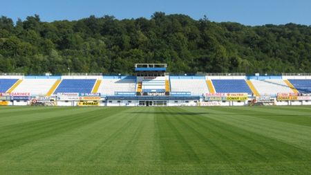 O tânără din Bistrița, cerută în căsătorie pe tabela de marcaj la meciul cu FC Brașov