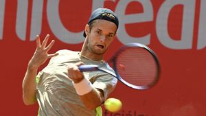 Nemaivăzut! Jucătorul de tenis a fost descalificat pentru că și-a făcut duș în timpul meciului!