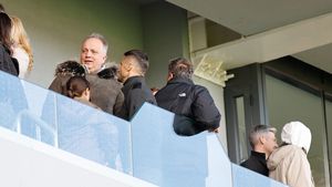 Acționarul lui Dinamo, lovit de mașină! Era pe trotuar când a dat autoutilitara peste el