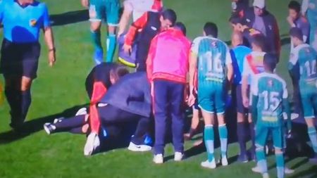 Scene șocante pe terenul de fotbal! Un arbitru a murit după ce a fost lovit de un suporter furios